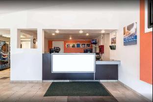 Travelodge by Wyndham Lansing - Lansing - 4