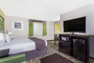 AmericInn and Suites by Wyndham Delafield-Waukesha-Milwaukee - 8