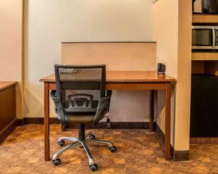 Comfort Suites Monaca - 8