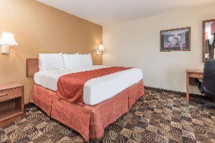 Super 8 by Wyndham Portsmouth - Portsmouth - 1