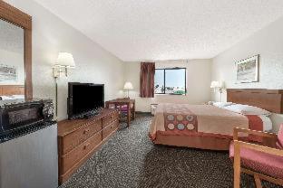 Super 8 by Wyndham Smithville Kansas City - 2