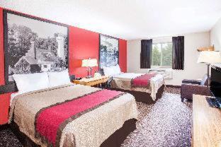 Super 8 by Wyndham West Branch - 3