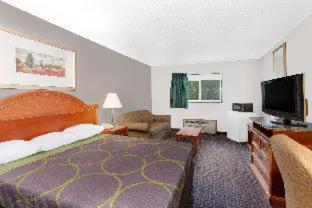 Super 8 by Wyndham Fort Madison - 2