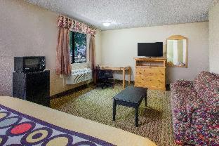 Super 8 by Wyndham Sherman - 2