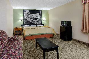 Super 8 by Wyndham Sherman - 1