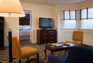 Newport Beach Hotel & Suites - 9