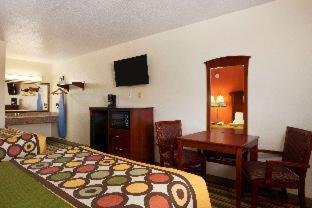 Super 8 by Wyndham Pleasanton - Pleasanton - 2