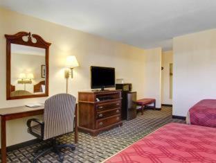 Econo Lodge Inn & Suites - 2