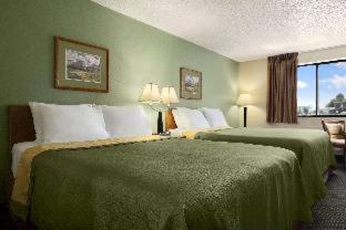 Super 8 by Wyndham Conrad - 9