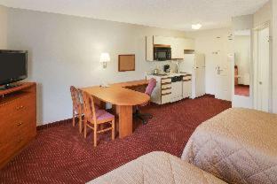 Days Inn & Suites by Wyndham Green Bay WI - Green Bay - 1