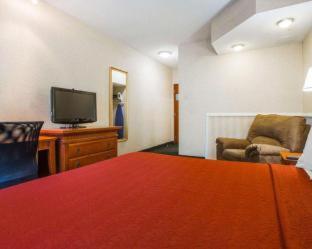 Econo Lodge Glens Falls - Lake George - 8