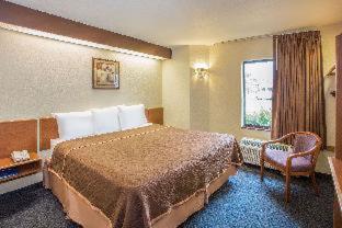 Travelodge by Wyndham Fort Myers Airport - 8