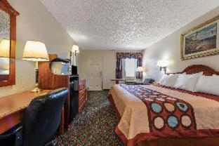 Super 8 by Wyndham Eastland - 5