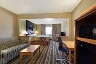 Super 8 by Wyndham Lees Summit - 2