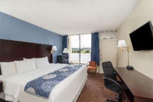 Days Inn by Wyndham Statesville - 9