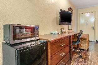 Rodeway Inn - Jeffersonville - 7