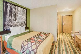 Super 8 by Wyndham Grayling - 2