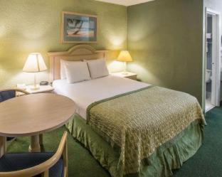 Days Inn by Wyndham Stuart - 9