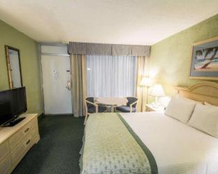 Days Inn by Wyndham Stuart - 8