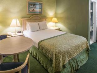 Days Inn by Wyndham Stuart - 5