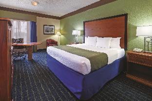 La Quinta by Wyndham Shawnee - 5