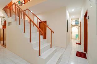 RedDoorz Plus near Ciputra World Kuningan 2 - Jakarta - 8