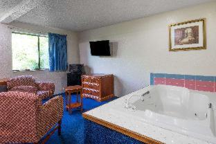 Super 8 by Wyndham Delmont - Delmont - 1
