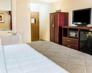 Clarion Inn & Suites Grand Rapids Airport - Grand Rapids - 7