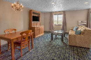 Baymont by Wyndham Oshkosh Airport - 6