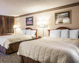 Econo Lodge - 6