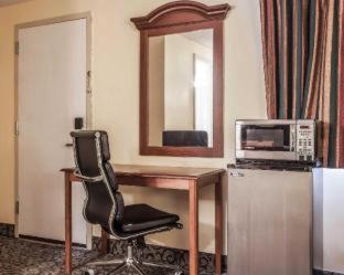 Econo Lodge - Newton - 4
