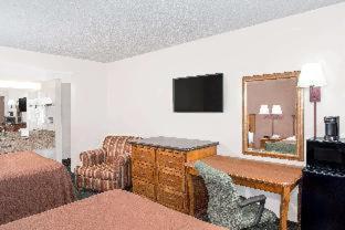 Howard Johnson by Wyndham Ft. Myers FL - 8