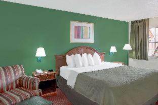 Howard Johnson by Wyndham Ft. Myers FL - 5