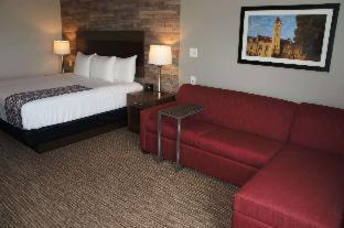 La Quinta Inn and Suites by Wyndham Bloomington - 2