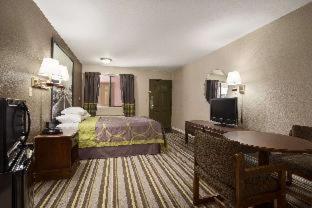 Super 8 by Wyndham Childress - 3