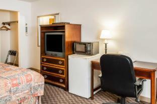 Econo Lodge - Eagle Nest - 4