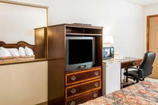 Econo Lodge - Eagle Nest - 2