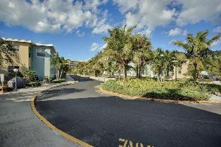 Barefoot Beach Resort - 9