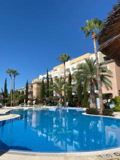 Retro n’ Boujee 1BR Apt with Pool and Balcony - Yeroskipou - 0