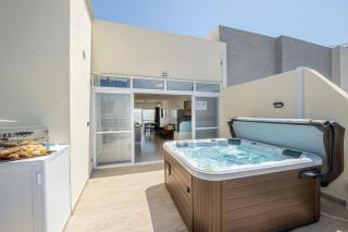 Summer Breeze Penthouse with private Hot Tub & terrace with panoramic views, by Getawaysmalta - Mellieħa - 4
