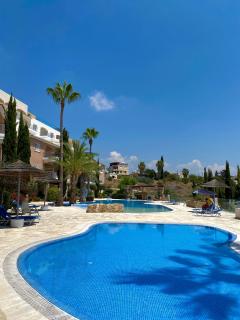 Retro n’ Boujee 1BR Apt with Pool and Balcony - Yeroskipou - 7