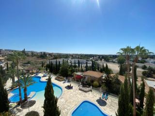 Retro n’ Boujee 1BR Apt with Pool and Balcony - Yeroskipou - 9