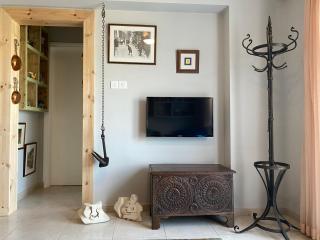 Retro n’ Boujee 1BR Apt with Pool and Balcony - Yeroskipou - 3