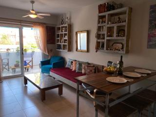 Retro n’ Boujee 1BR Apt with Pool and Balcony - Yeroskipou - 6