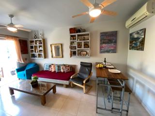 Retro n’ Boujee 1BR Apt with Pool and Balcony - Yeroskipou - 5
