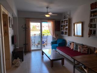 Retro n’ Boujee 1BR Apt with Pool and Balcony - Yeroskipou - 4