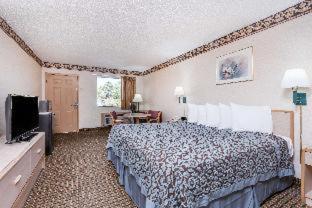 Days Inn by Wyndham Byron - Byron - 5