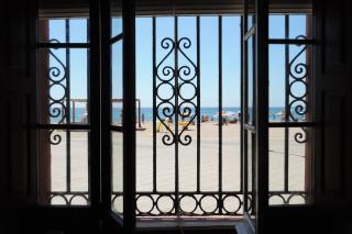 AT055 Planta baja en el paseo marítimo con vistas a la playa - 0