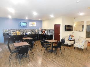 Days Inn by Wyndham Walcott Davenport - 4