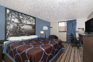 Super 8 by Wyndham Willmar - 4